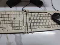 Монитор клавиатура мышка. В рабочем состоянии