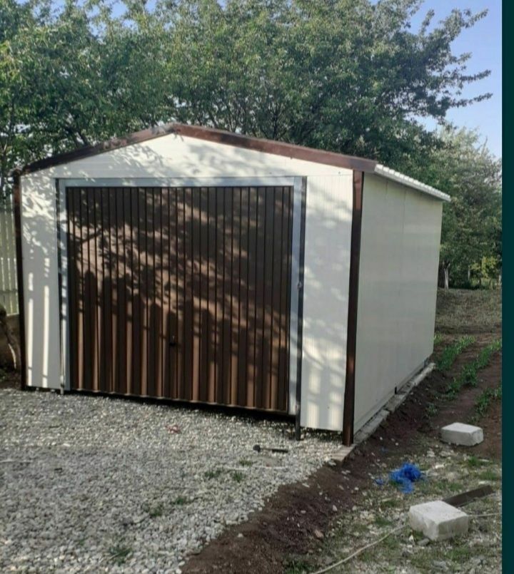 Garaje pe structura metalica  - panouri sandwich
