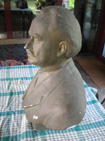 Бюст на другаря Георги Димитров-вожд и учител на българския народ.