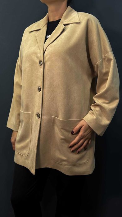 Удобный жакет со спущенными плечами.