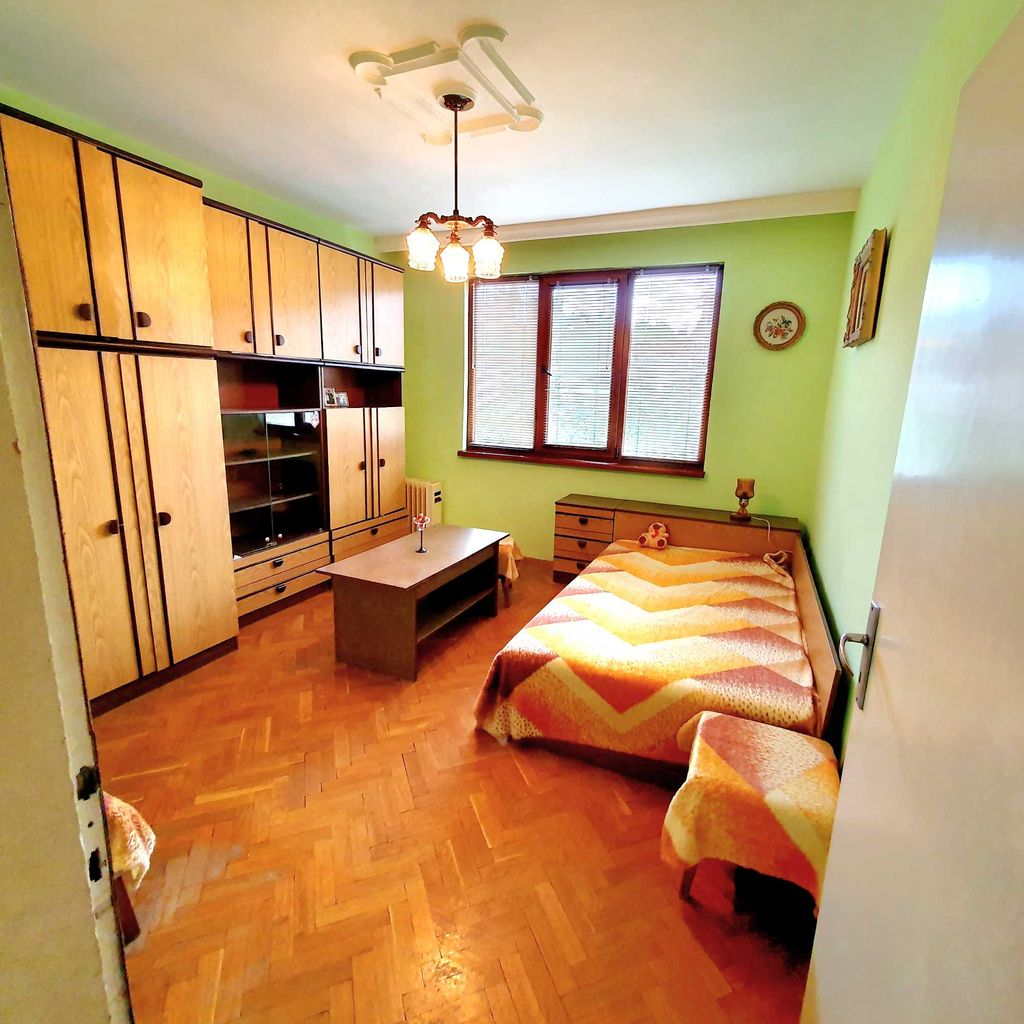 Продава се Многостаен апартамент в Шумен, Център - 150 кв.м за 3 €/кв.м - Снимка #2