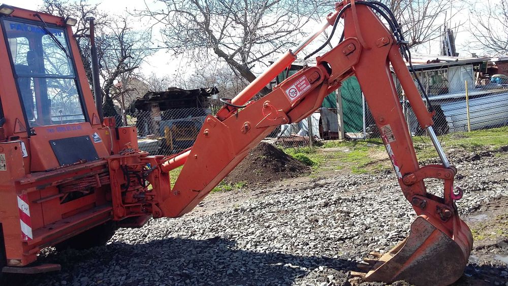 Багер, челен товарач с копател