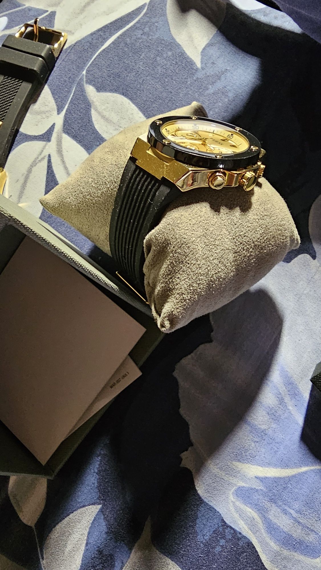 Часовници GUESS по 60