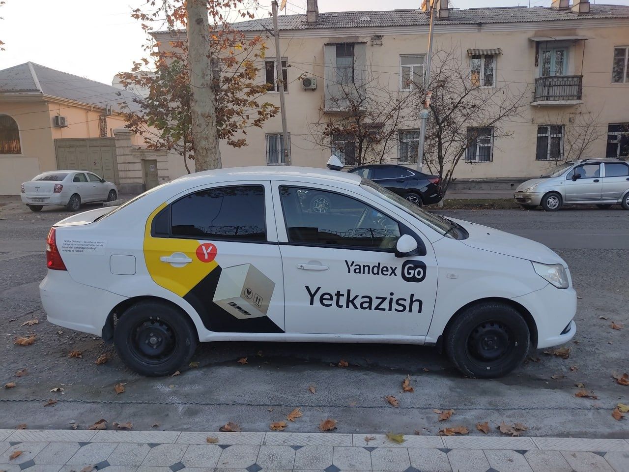 Magnit brending nakleyka fasten yandex va sizning taxi magnit logosi