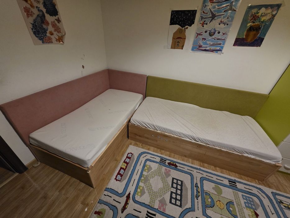 De vânzare paturi copii (roz: 140x70 cm, verde: 160x70 cm)