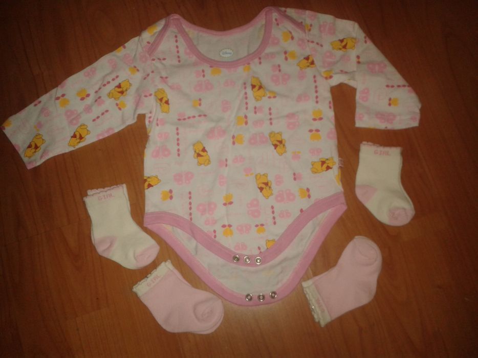 Body bebe 12-18 luni, Disney, plus 4 perechi sosete cadou