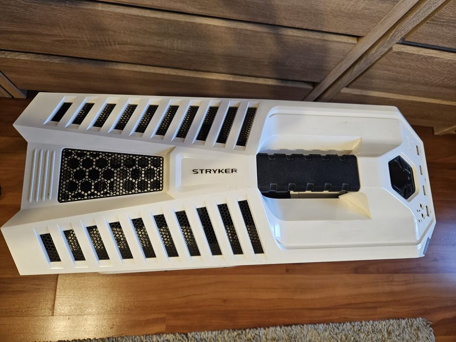 Продавам компютърна кутия Cooler Master Storm Stryker