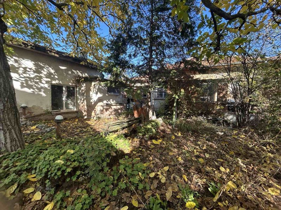 Къща в с. Доброславци - тишина, пространство и бърз достъп до София!