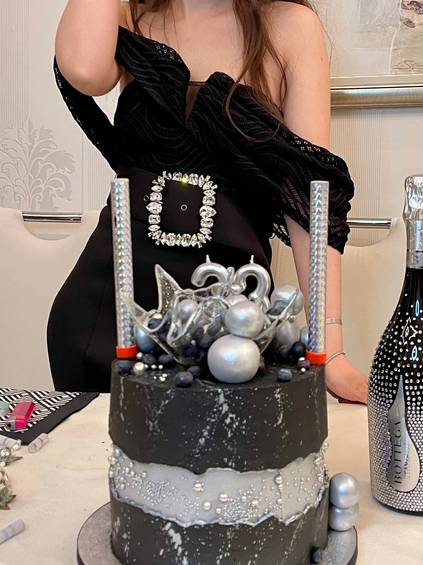 ASOS DESIGN – Черна рокля под коляното с дантела и кармен деколте 34