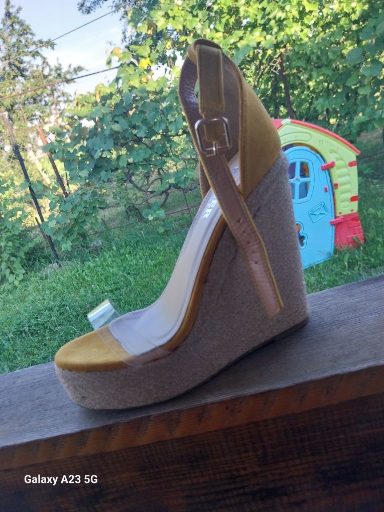 Vând sandale elegante