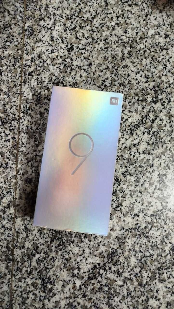 Xiaomi Mi 9 в хорошем состоянии