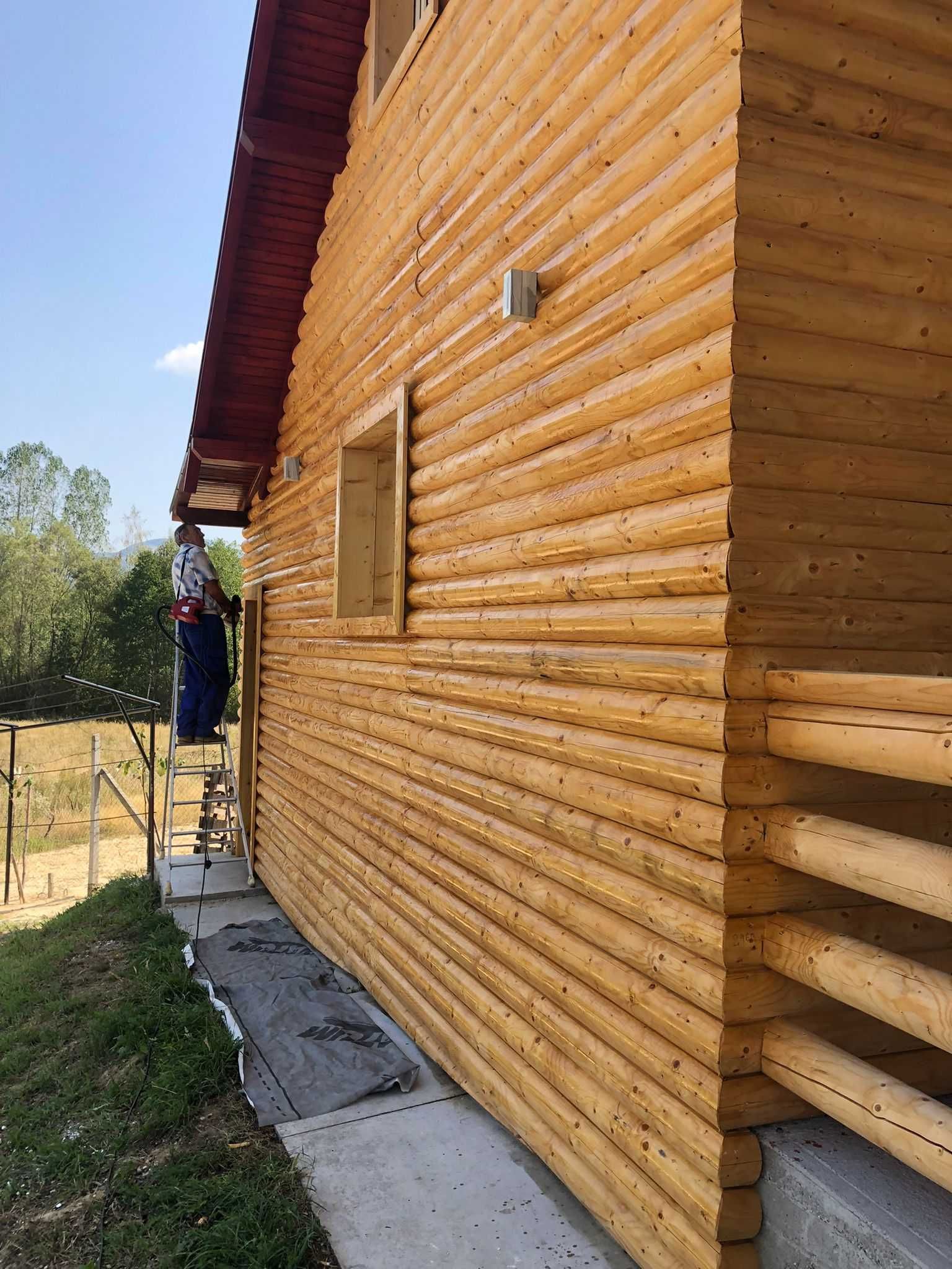 Lambriu rustic din lemn semirotund pentru placat cabane si mansarde