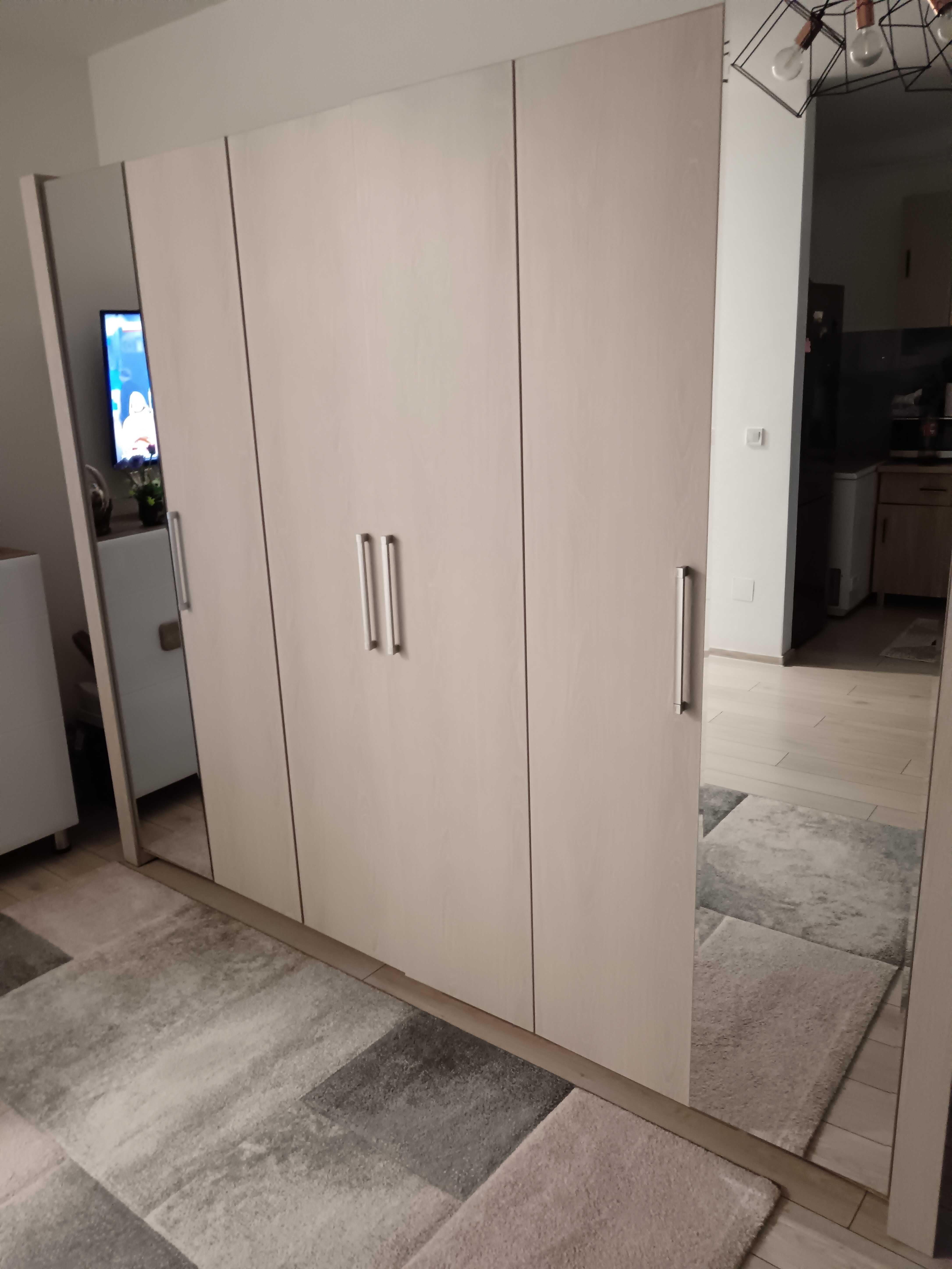 Mobila de bucătărie și dulap tip dresing