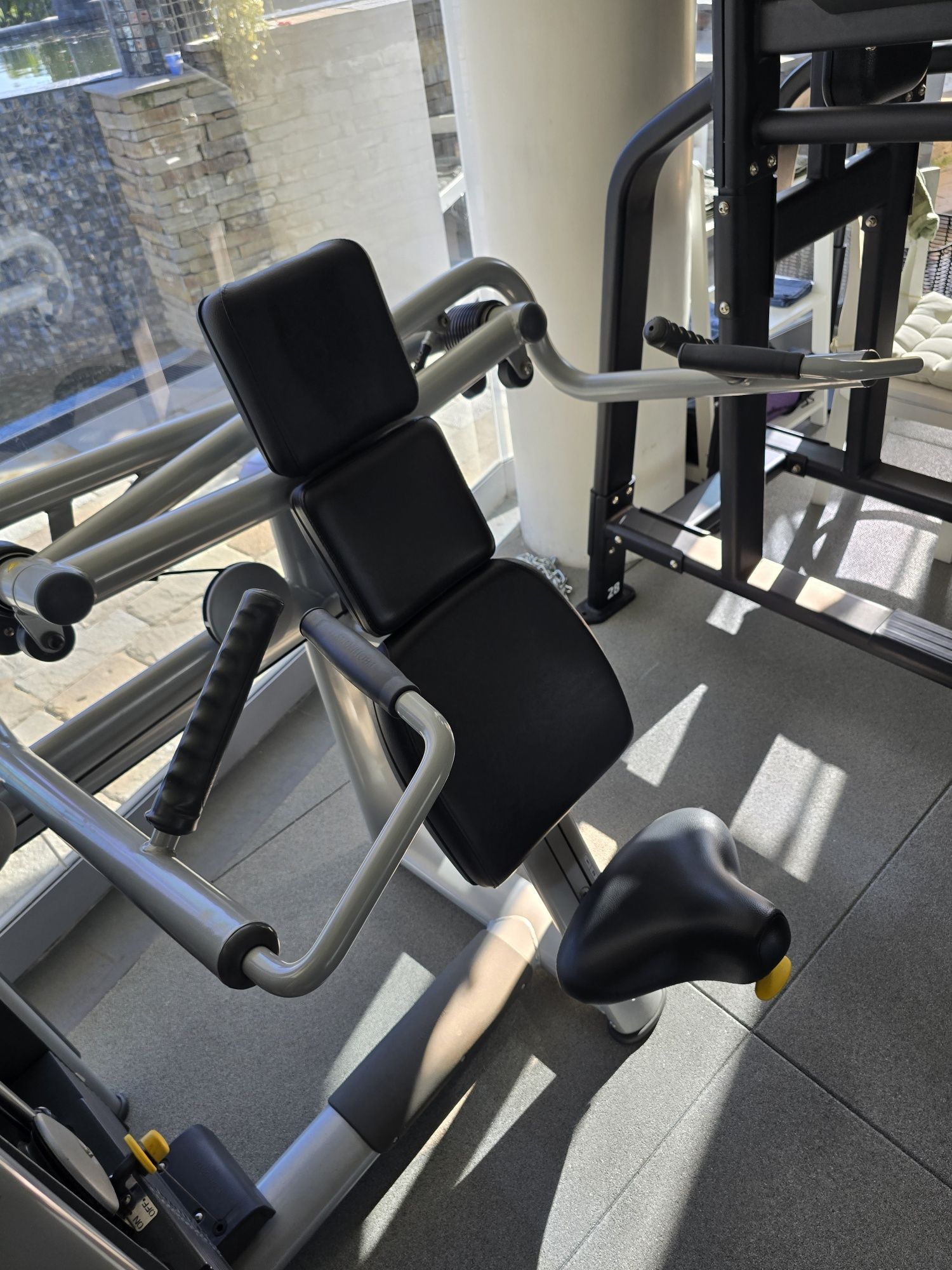 Technogym shouder press раменна преса техноджим