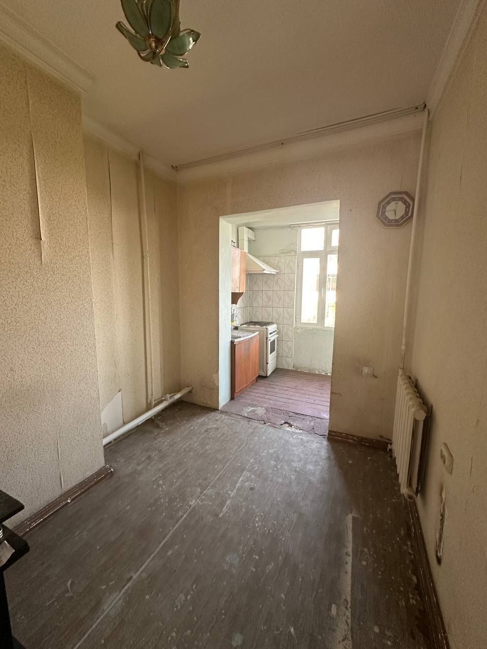2-xonali 3-qavatda 62m² kvartira sotiladi.
4-qavatli panelniy dom.
6-m