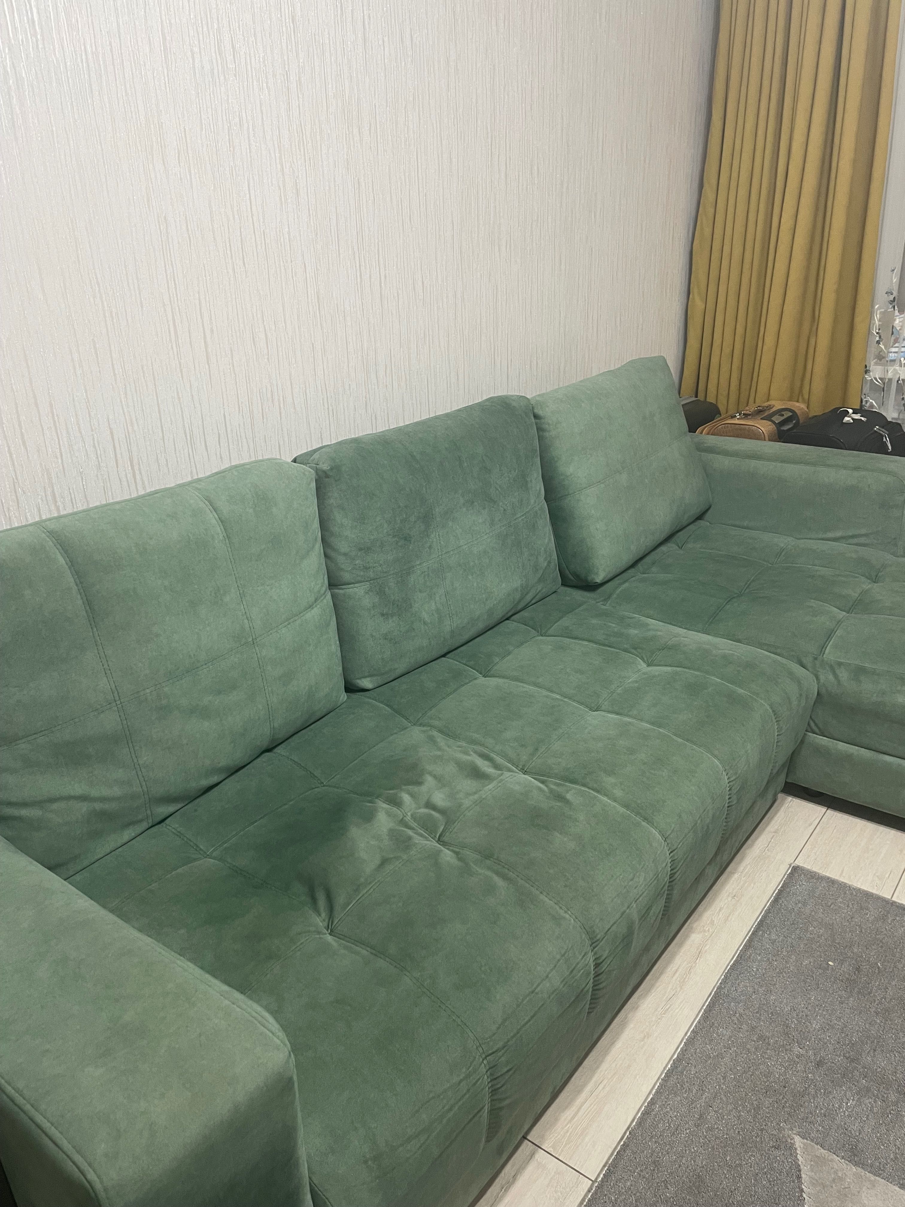 Продам угловой диван в отличном состоянии, размер 270 см