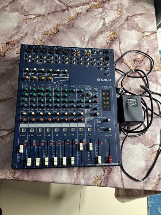 Vând mixer Yamaha
