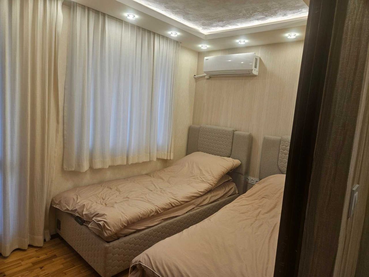 Дава се под наем Тристаен апартамент в Варна, Бриз - 100 кв.м за 1450 € - Снимка #6