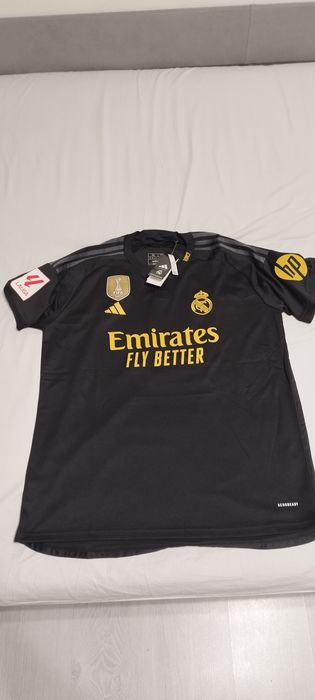 Echipament complect tricou și pantaloni scurți Real Madrid .