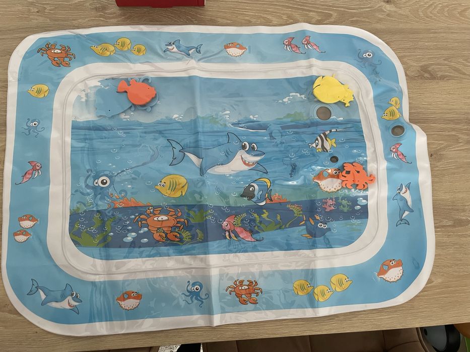 Saltea interactivă cu apă pentru bebeluși