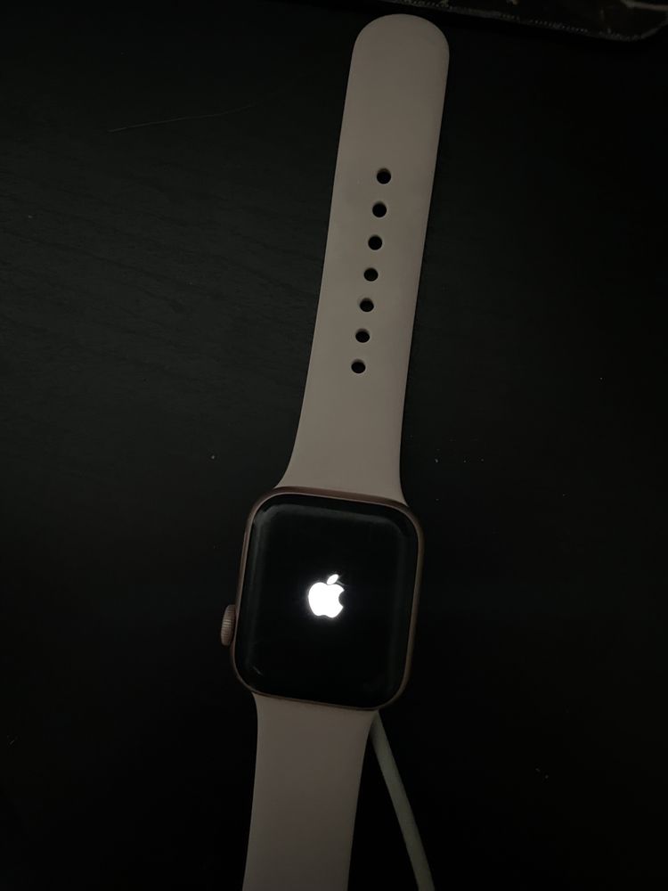 Продам Apple watch 4 розовые 40mm