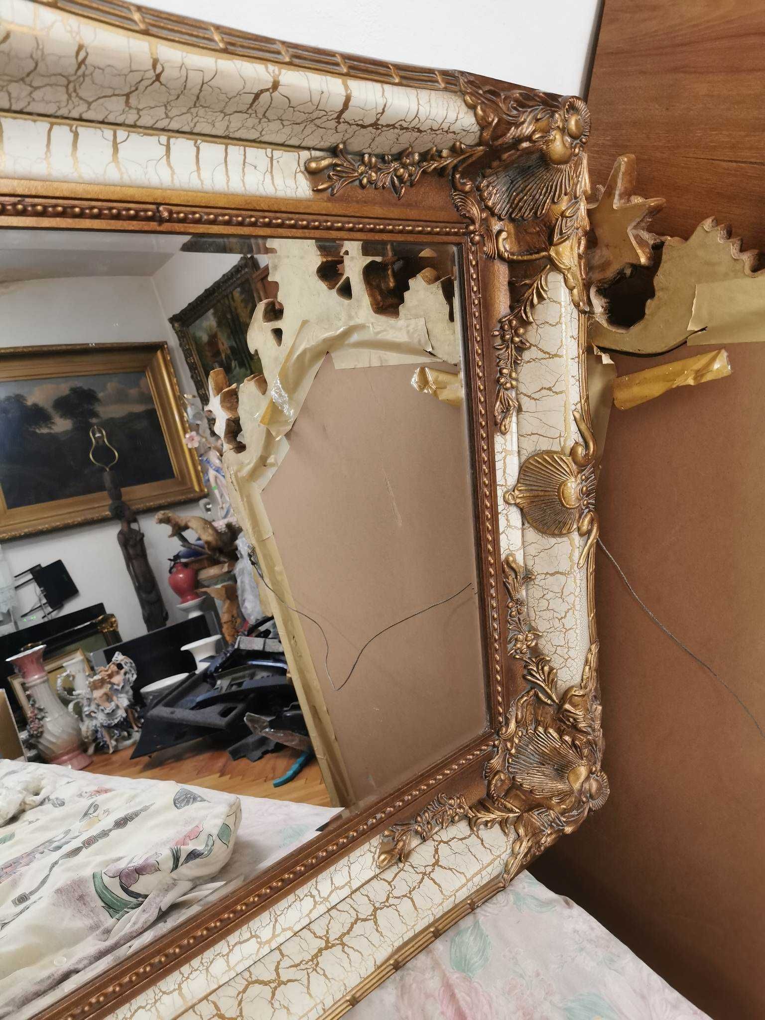 Oglinda vintage cu rama din lemn
