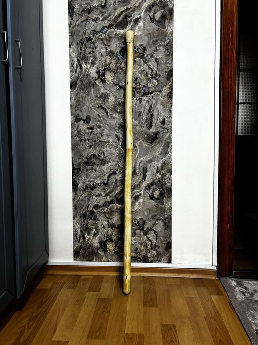 Băț de drumeție din lemn lucrat manual