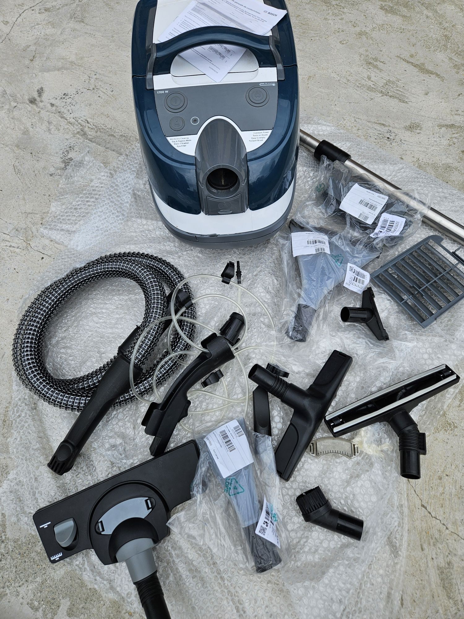 Vând aspirator BOSCH Aqua Wash and Clean