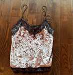 Maieu catifea Bershka – feminin, fin și super stylish