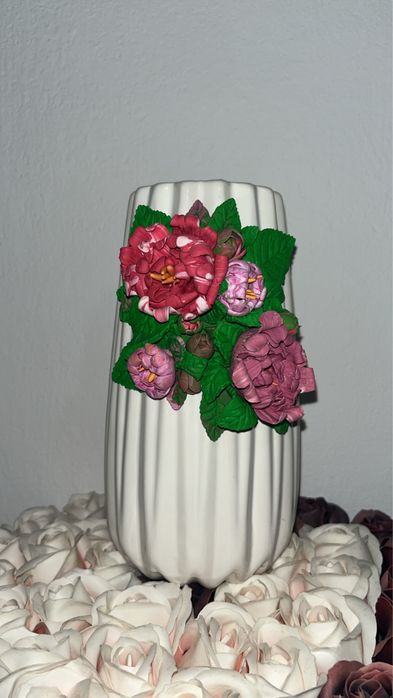 Vaza decorata cu bujori lucrati manual