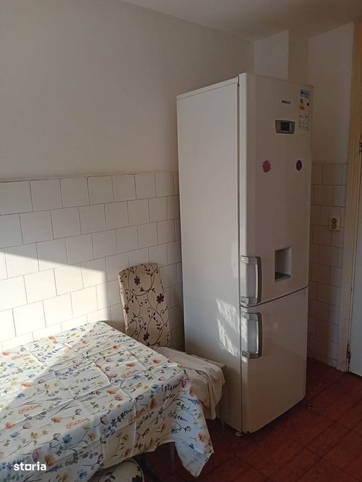 Închiriez apartament cu 4 camere Micro 4