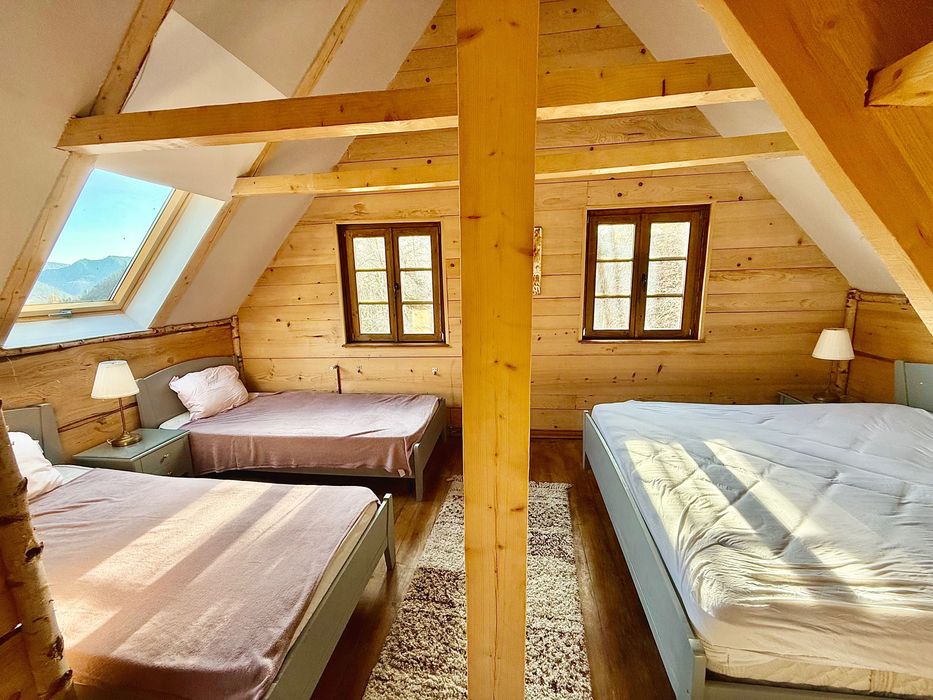 Inchiriez : Cabana de sub stanca