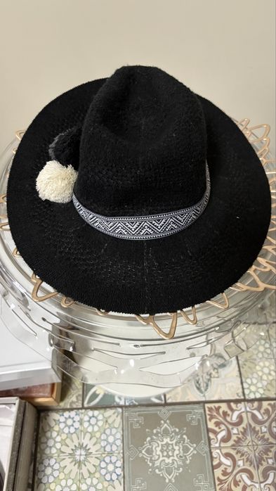 Дамска черна шапка