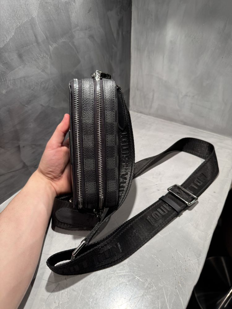 КАТО ЧИСТО НОВА Louis Vuitton чанта