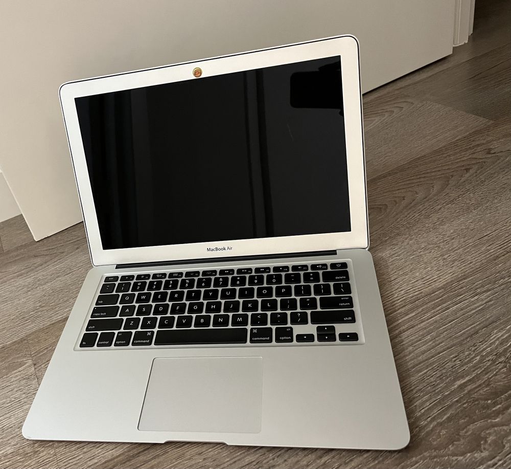 Продам MacBOOK AIR (mid 2011)