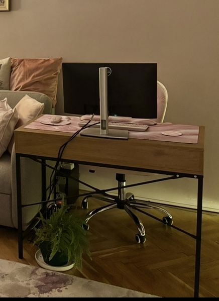 Бюро от Jysk закупено преди няколко месеца