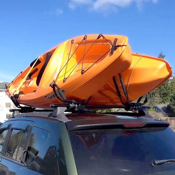 Suport auto universal utilizat la transportul caiacului/canoiei