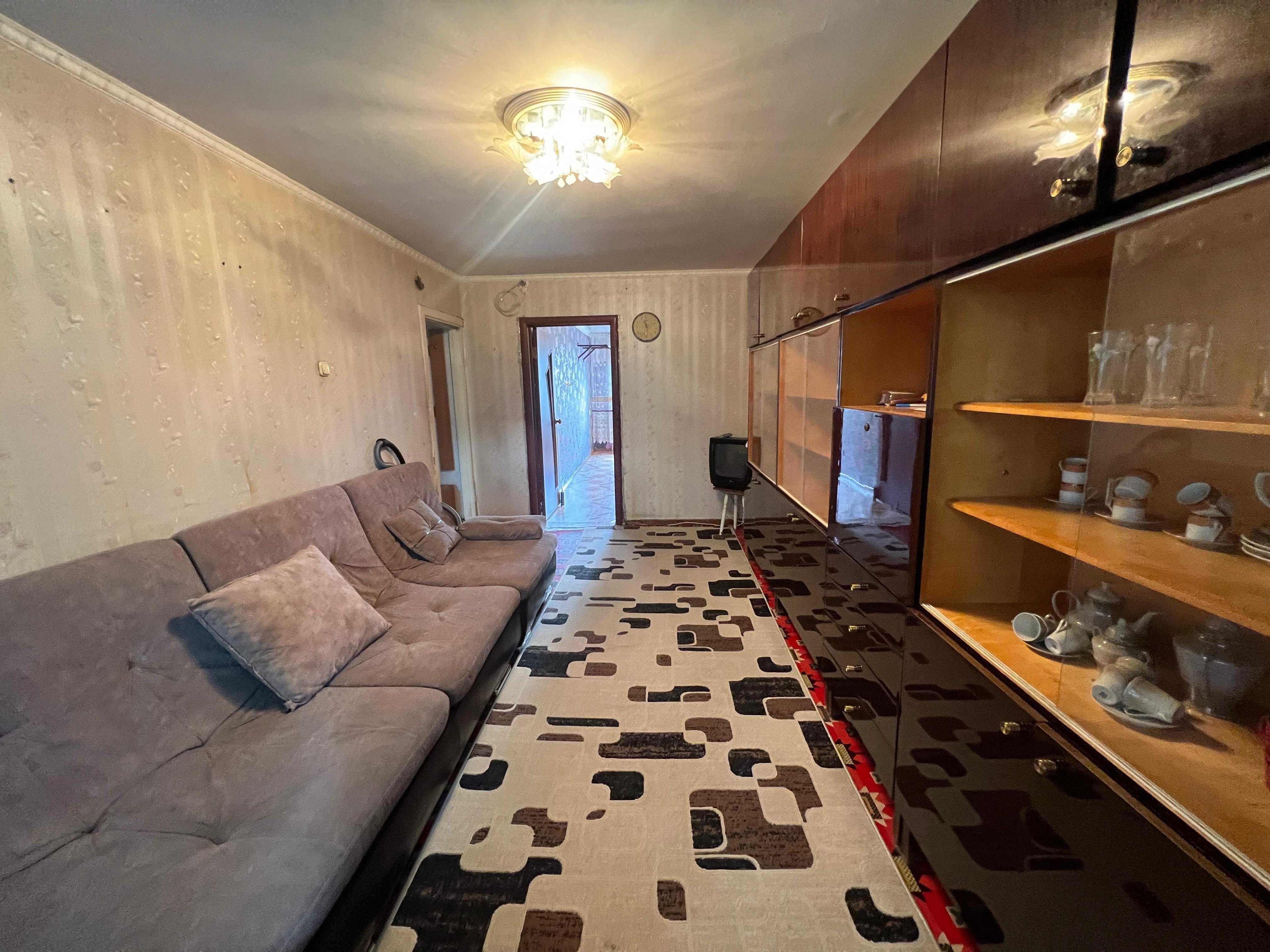 Продаю 2-комн. Абдирова, распашонка, не угловая, 3 этаж, зол.квадрат