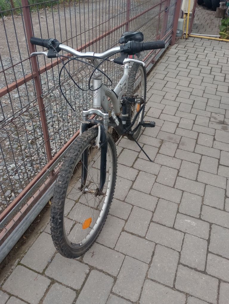 Vând  bicicleta DHS MTB Mustang cadru aluminiu roți 26