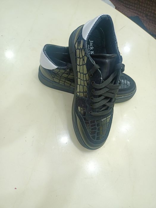 Vănd Adidași culoare Negri