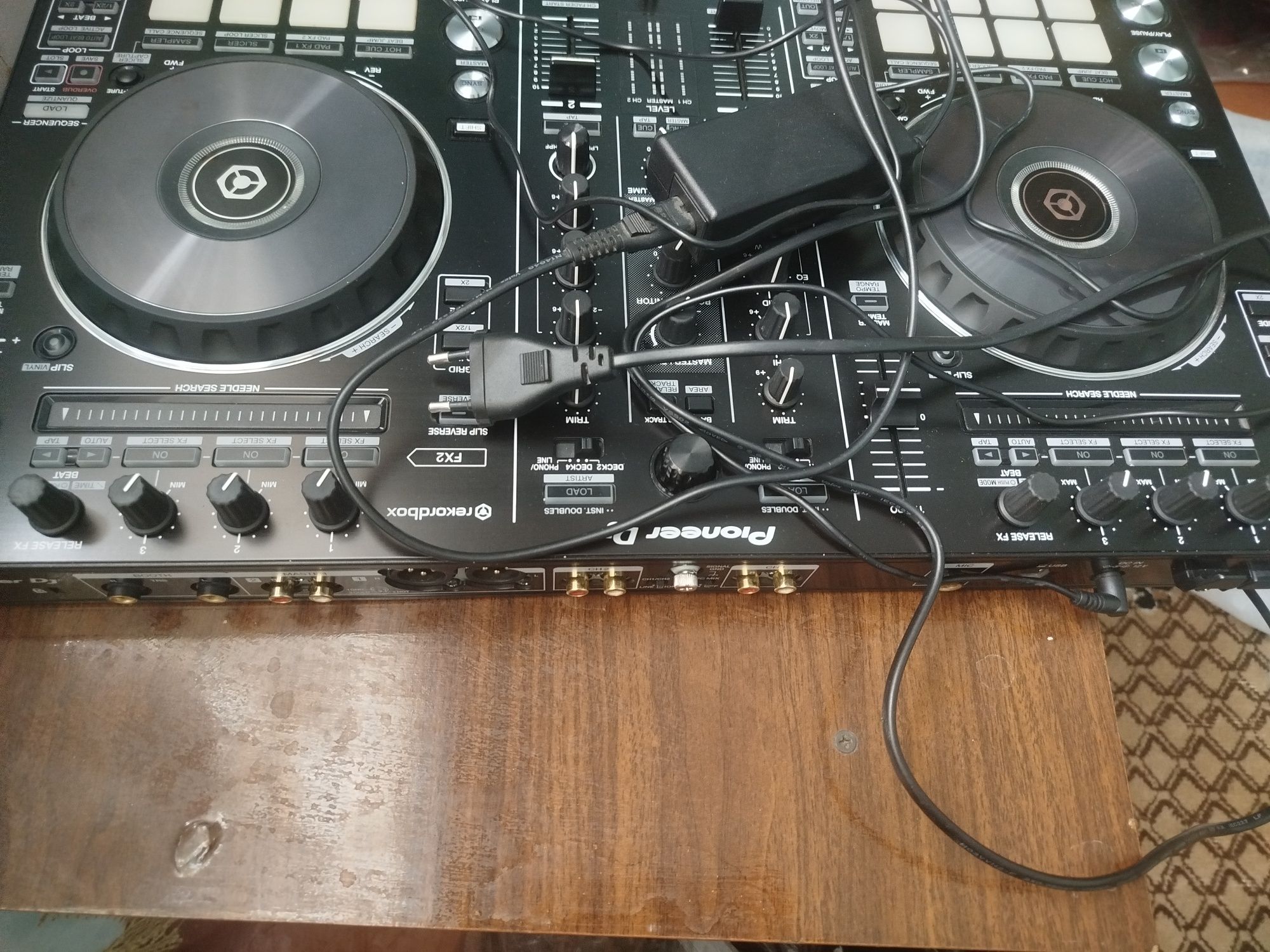 Dj kontroler pult