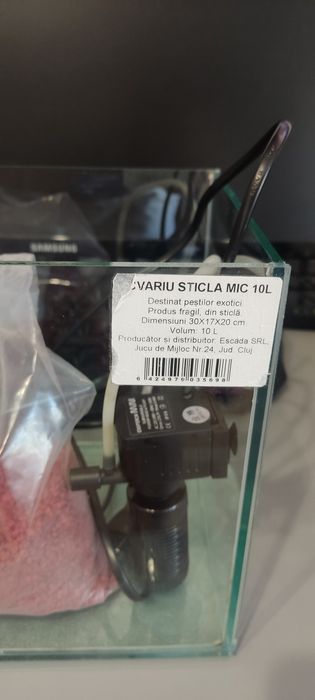 Vând acvariu 10 L.