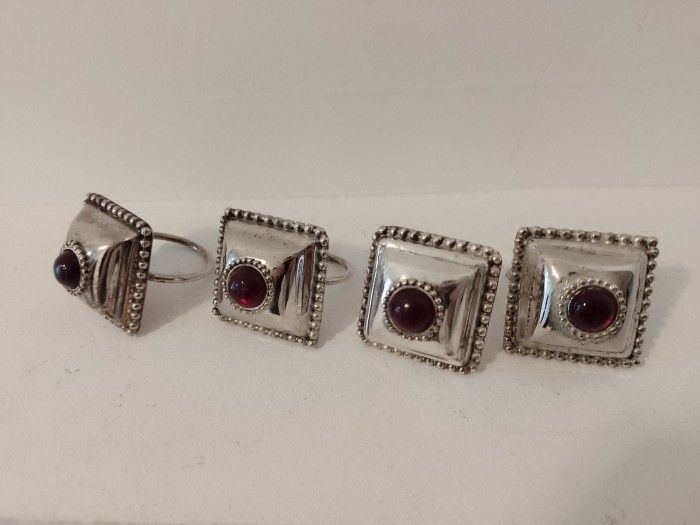 Set de 12 inele pentru serverele din bronz argintat,piese cu o lucrătu