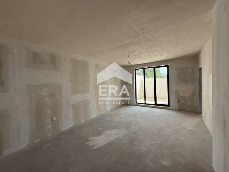 Тристаен апартамент за продажба, с големи стаи, в нов затворен тип ком