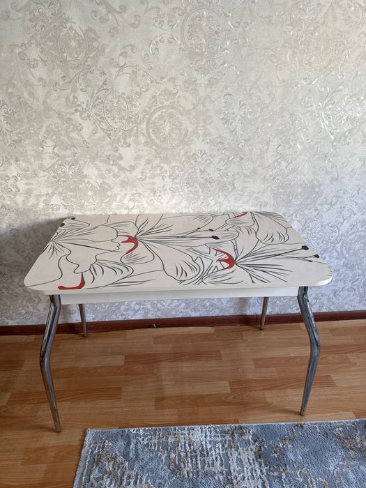 Стол кухонный  в отличном состоянии