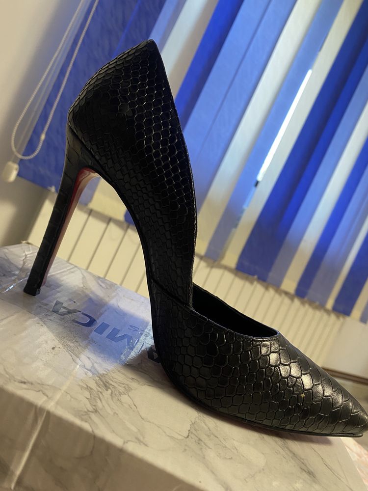 Pantofi stiletto