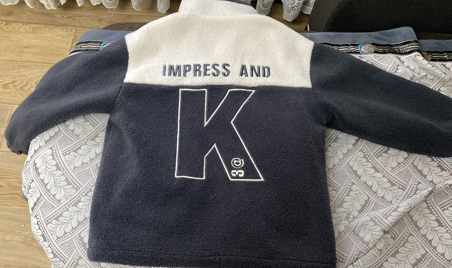 Продам демисезонную куртку на девочку