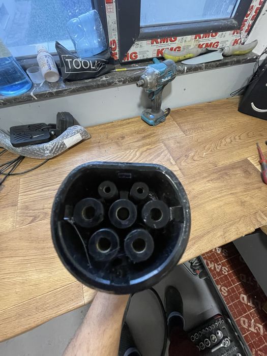 Тесла зарядна станиция Tesla wall box. Ел зарядна станция Tape 2