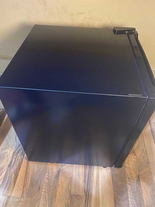 Crown Mini хладилник CM-49B – 49L, използван