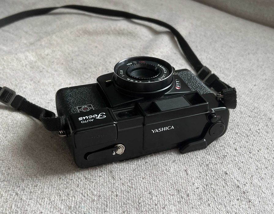 Aparat foto pe film Yashica Auto Focus 35mm+ husă originală funcțional